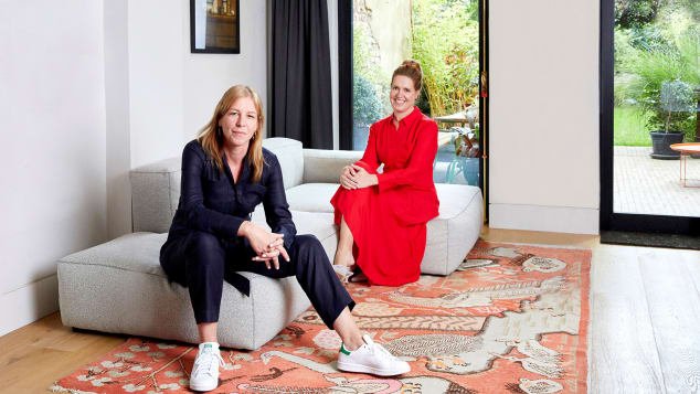Το Heartbreak Hotel διευθύνεται από την ψυχολόγο Alice Haddon (αριστερά) και τη συγγραφέα και προπονήτρια ζωής Ruth Field