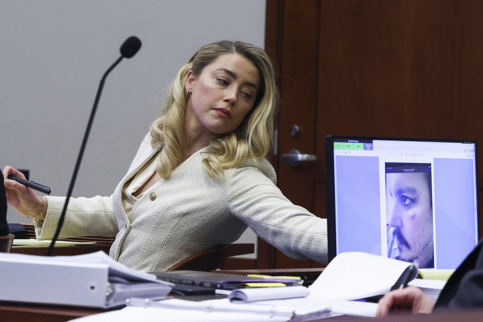 Η παγωμένη στην έκφραση Άμπερ Χερντ ακούγοντας τον πρώην σύζυγό της