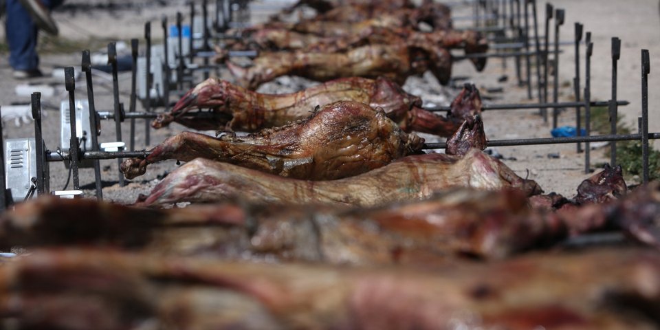 Το σούβλισμα του οβελία αποτελεί την αποκορύφωση των εκδηλώσεων / Φωτογραφία: George Vitsaras / SOOC