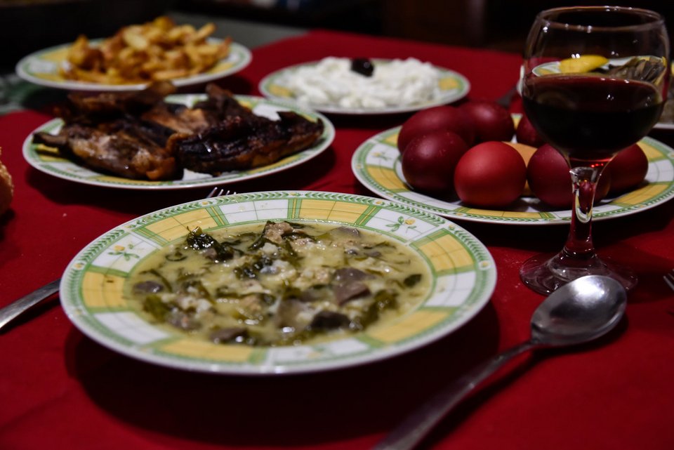 Κόκκινα αυγά και μαγειρίτσα στο τραπέζι μετά την Ανάσταση / Φωτογραφία: Γιώργος Ευσταθίου-Eurokinissi