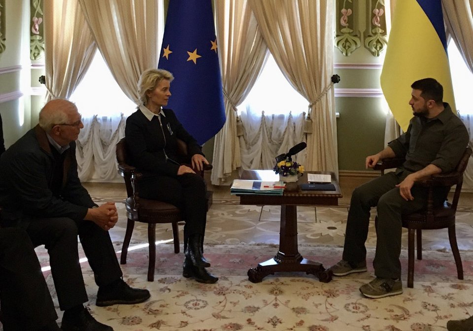 Η πρόεδρος της Κομισιόν, Ούρσουλα Φον ντερ Λάιεν με τον Ουκρανό πρόεδρο Βολοντίμιρ Ζελένσκι. Στα Αριστερά ο Ζοζέπ Μπορέλ