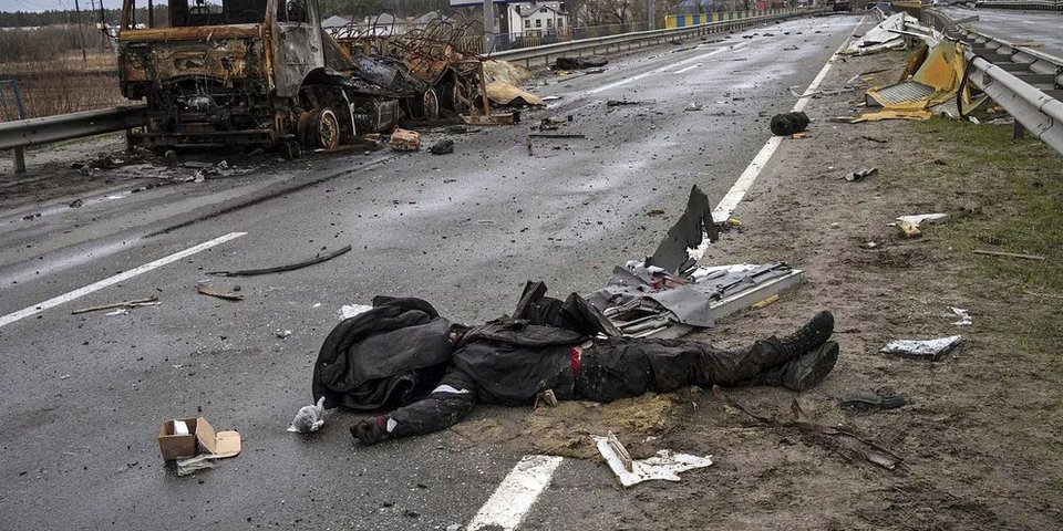 Εικόνες φρίκης στη Μπούκα με άμαχους νεκρούς στους δρόμους / Φωτογραφία: AP Photo / Rodrigo Abd
