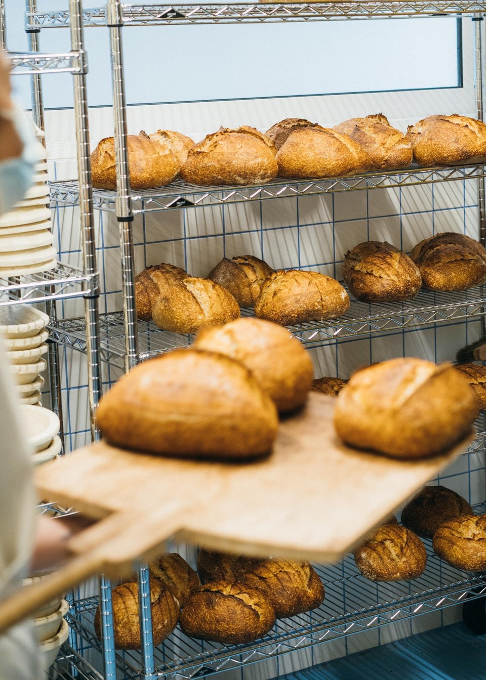 Τα αφράτα ψωμιά με προζύμι του Kora Bakery την ώρα που βγαίνουν από το φούρνο - Φωτογραφία: Μarco Andresi/Courtesy of Kora Bakery
