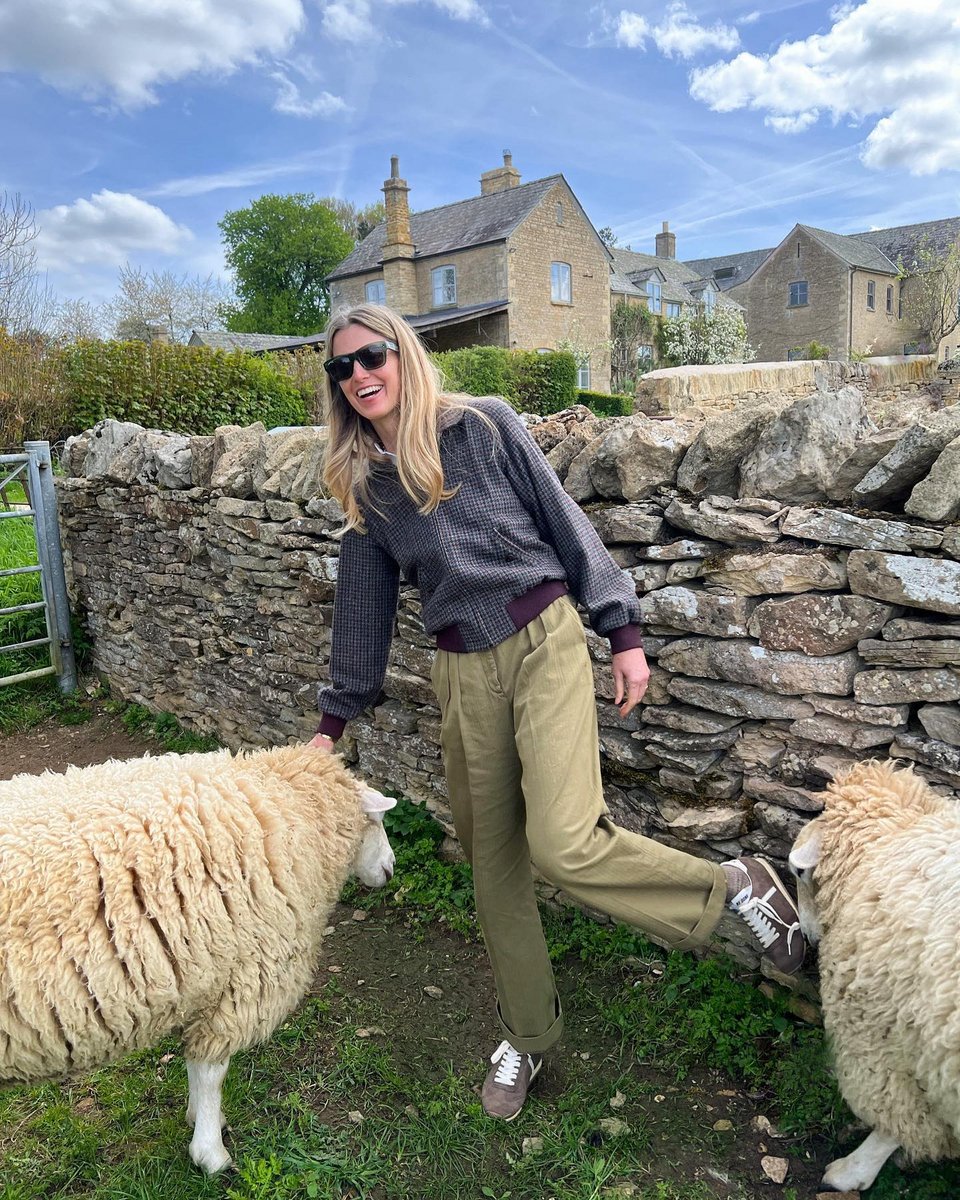 Με τα πρόβατα της φάρμας που η Amanda και ο σύζυγός της φροντίζουν μόνοι τους / Φωτογραφία: cutterbrooksshop/Instagram 