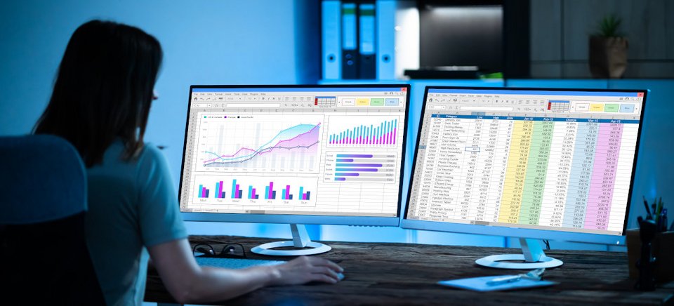 Data Scientist επεξεργάζεται δεδομένα/ Φωτογραφία Shutterstock