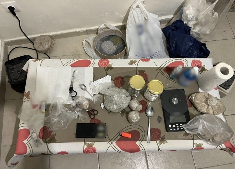 Τα σύνεργα της συμμορίας που διακινούσε τα σκληρά ναρκωτικά / Φωτογραφία: ΕΛ.ΑΣ.
