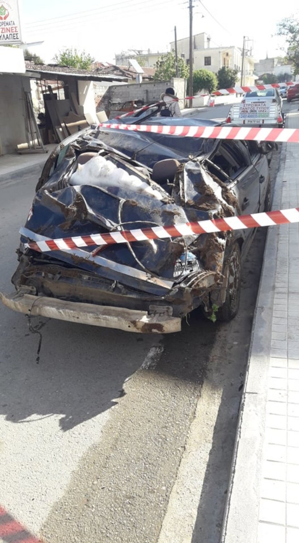Το αυτοκίνητο του νεαρού που έχασε τη ζωή του σε δυστύχημα στα Φάρσαλα / tinealarissa.gr