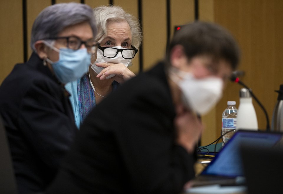 H κατηγορούμενη Νάνσι Κράμπτον με τους δικηγόρους της