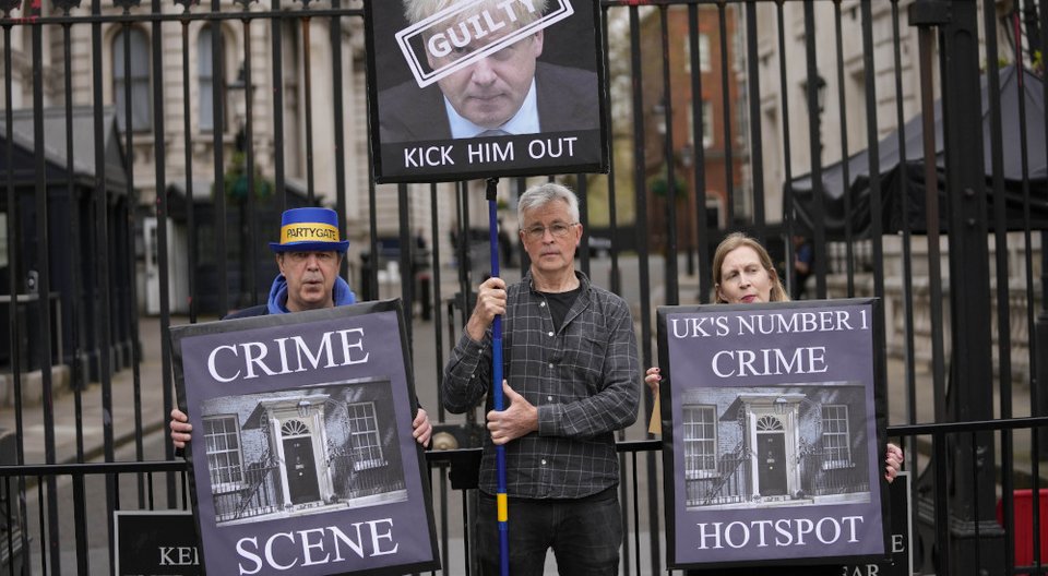 Διαμαρτυρία κατά τους Μπόρις Τζόνσον στη Downing Street/ Photo: AP/ Frank Augstein
