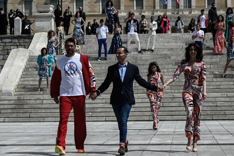 Επίδειξη μόδας στην Πλατεία Συντάγματος