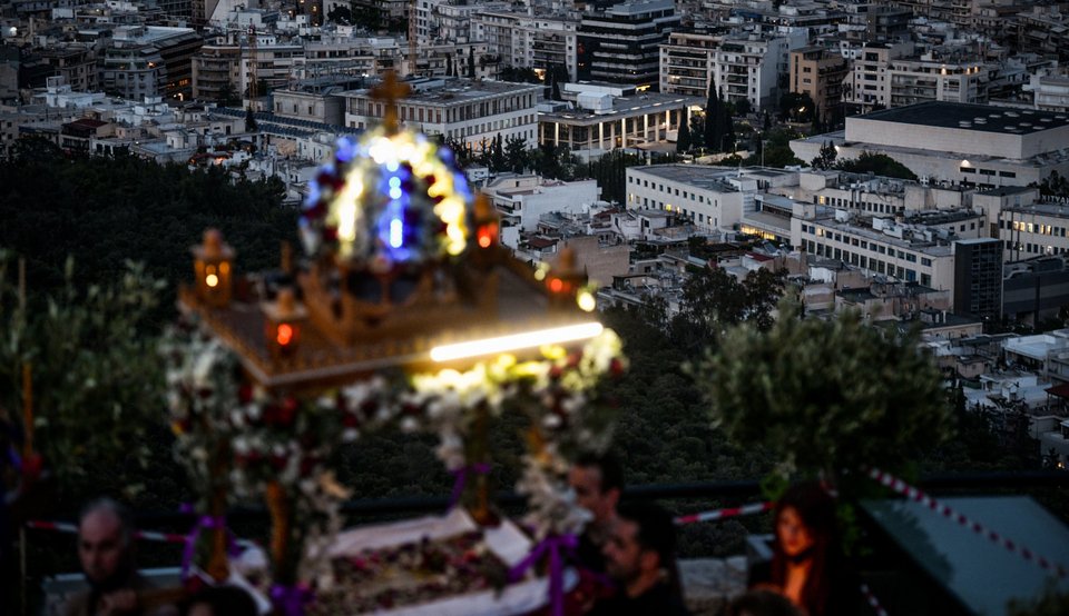 H ακολουθία του Επιτάφιου στον Ιερό Ναό Αγίων Ισιδώρων Λυκαβηττού / Φωτογραφία: Τατιάνα Μπόλαρη-Eurokinissi