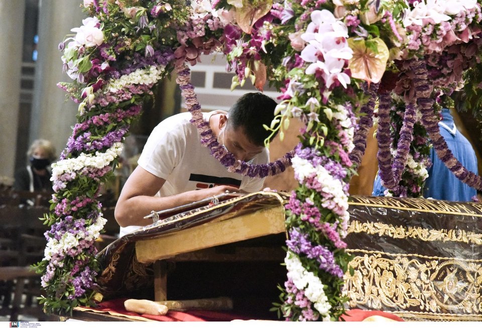 Προσκύνημα σε Επιτάφιο - Φωτογραφία: Intimenews