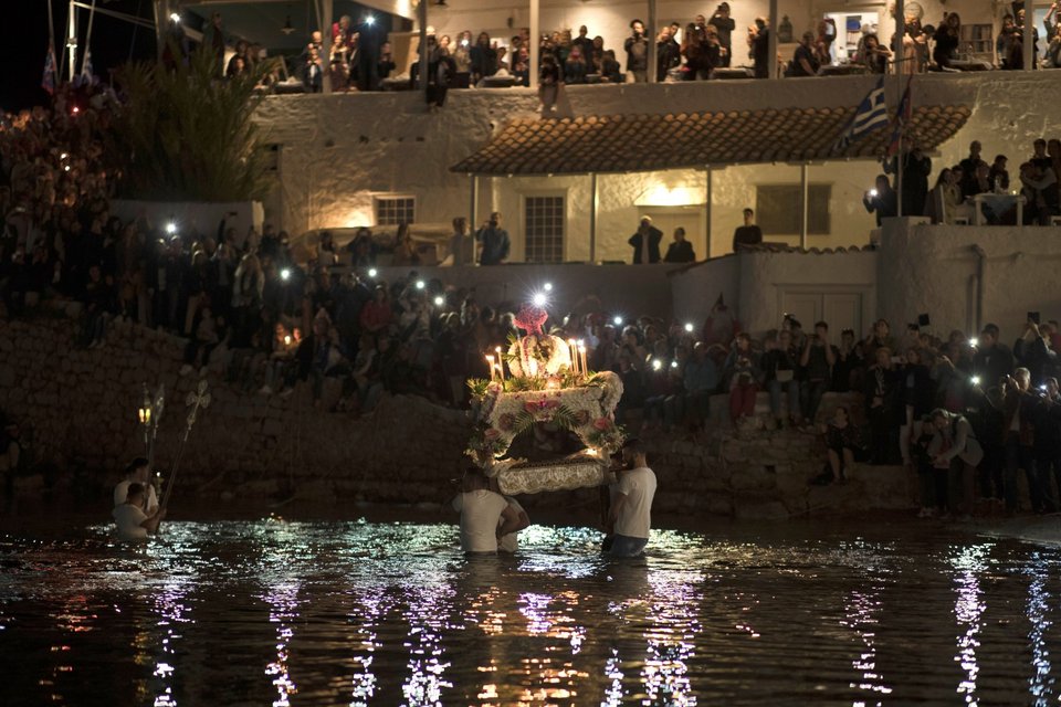 Επιτάφιος στη θάλασσα -Φωτογραφία: AP