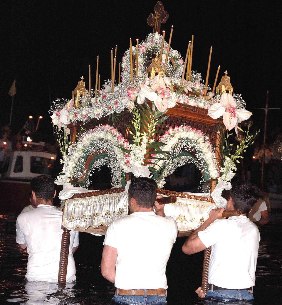 Περιφορά του Επιταφίου μέσα στη θάλασσα στην Ύδρα / Φωτογραφία: Eurokinissi