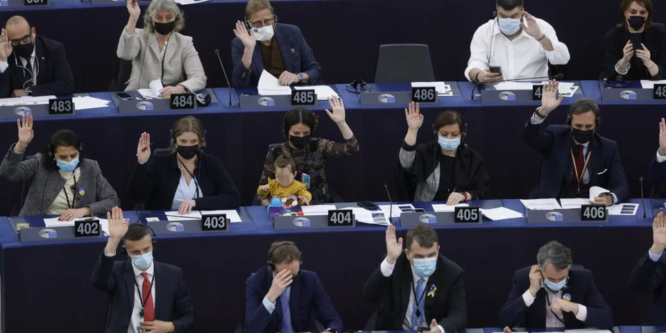 Eυρωβουλευτές ψηφίζουν τη θέση του Ευρωκοινοβουλίου για την εξάλειψη του μισθολογικού χάσματος/ Φωτογραφία AP