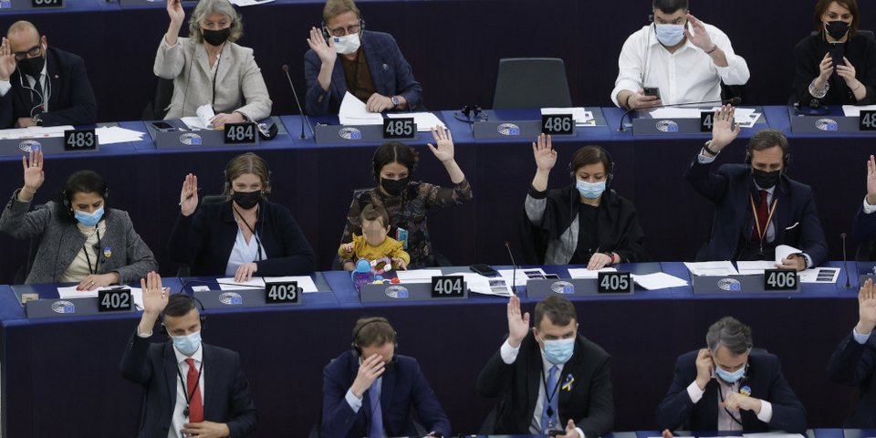 Eυρωβουλευτές ψηφίζουν τη θέση του Ευρωκοινοβουλίου για την εξάλειψη του μισθολογικού χάσματος/ Φωτογραφία AP