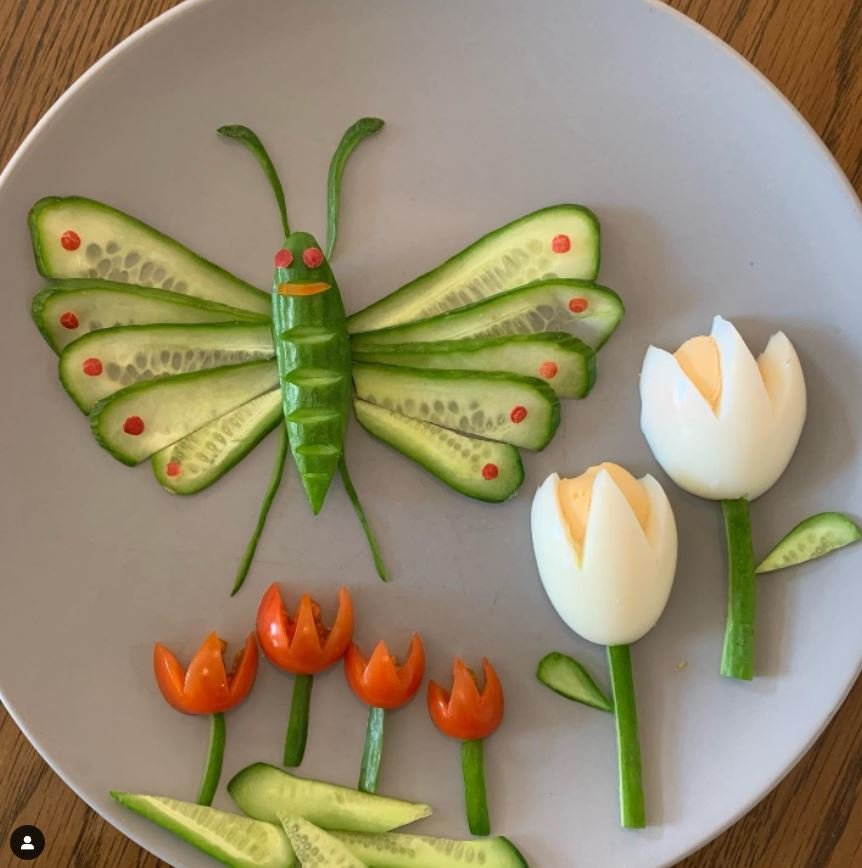 Μια πεταλούδα και λουλούδια φτιαγμένα με λαχανικά 