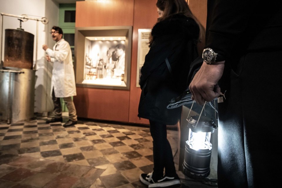 Η θεατρική ξενάγηση είναι σχεδιασμένη σύμφωνα με τις τεχνικές του museum theater και απευθύνεται σε ενήλικο κοινό