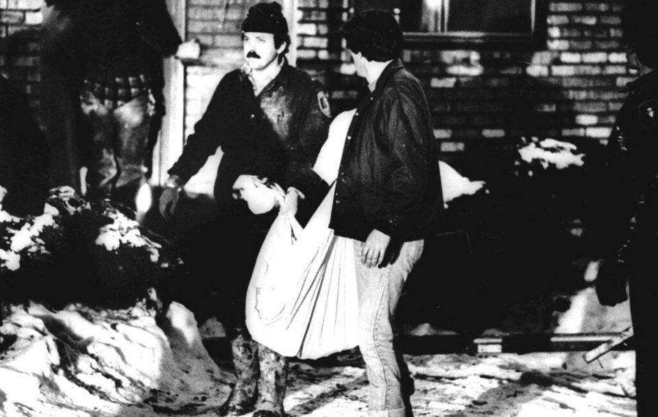 Η αστυνομία του σερίφη της κομητείας Κουκ απομακρύνει μερικά από τα λείψανα πέντε πτωμάτων που ανακαλύφθηκαν την Τρίτη. 27 Δεκεμβρίου 1978 από το χώρο κάτω από το σπίτι του Γκέισι