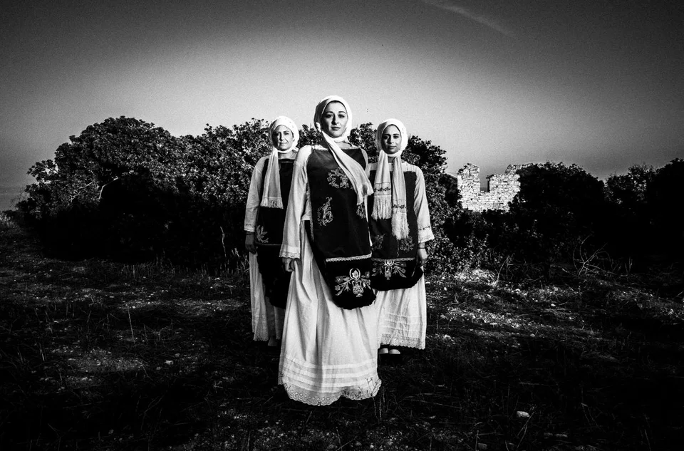 Κοπέλες με φορεσιές από το χωριό Νένητα, Χίος 