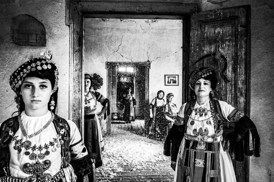 Γυναίκες με παραδοσιακές φορεσιές στο χωριό Γλίνος Τρικάλων