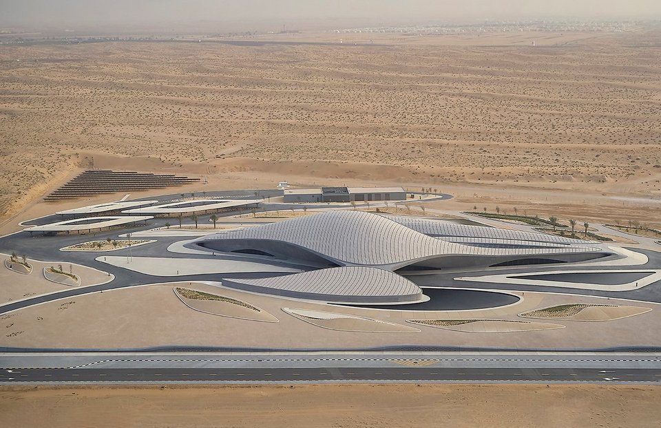 Το Zaha Hadid Architects σχεδίασε κεντρικά γραφεία εταιρείας που μοιάζουν με αμμόλοφους