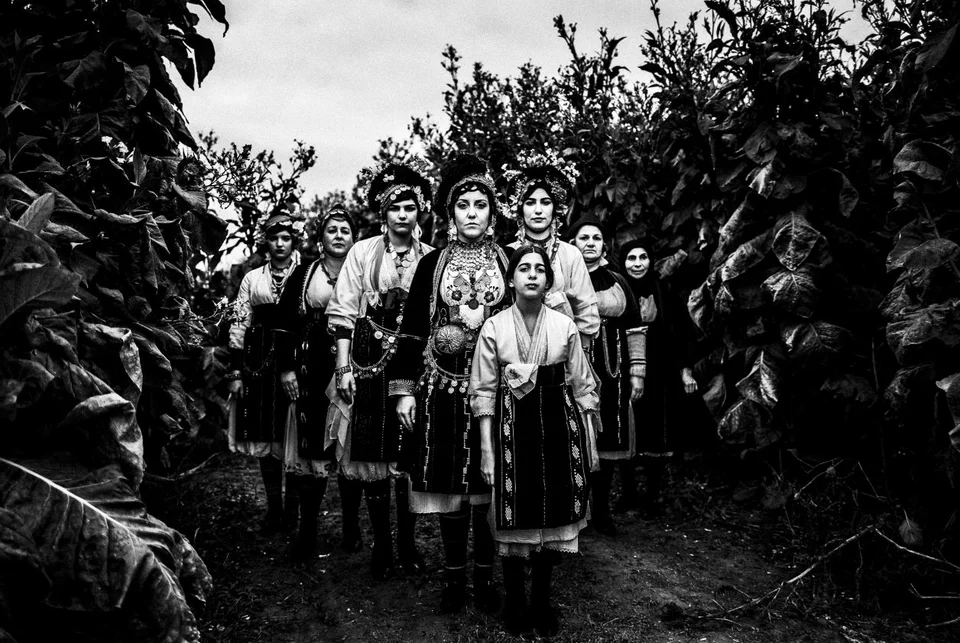 Γυναίκες με τη φορεσιά Ρουμλουκίου, στη Μελίκη Ημαθίας 