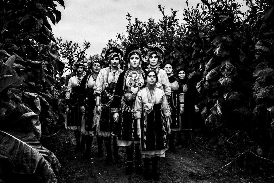 Γυναίκες με τη φορεσιά Ρουμλουκίου, στη Μελίκη Ημαθίας 