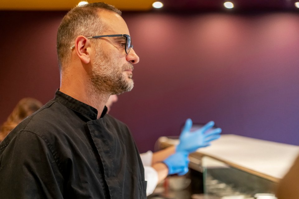 Ο Χάρης Βέντης, επηρεασμένος από τις σπουδές του στην Ιατρική ακολουθεί μια διαφορετική μαγειρική προσέγγιση στo Mexha.