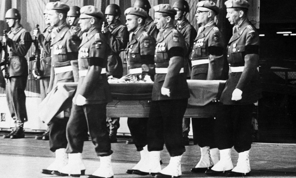 Η σορός του Χάμαρσκελντ επιστρέφει από την Αφρική στη Σουηδία, το 1961.