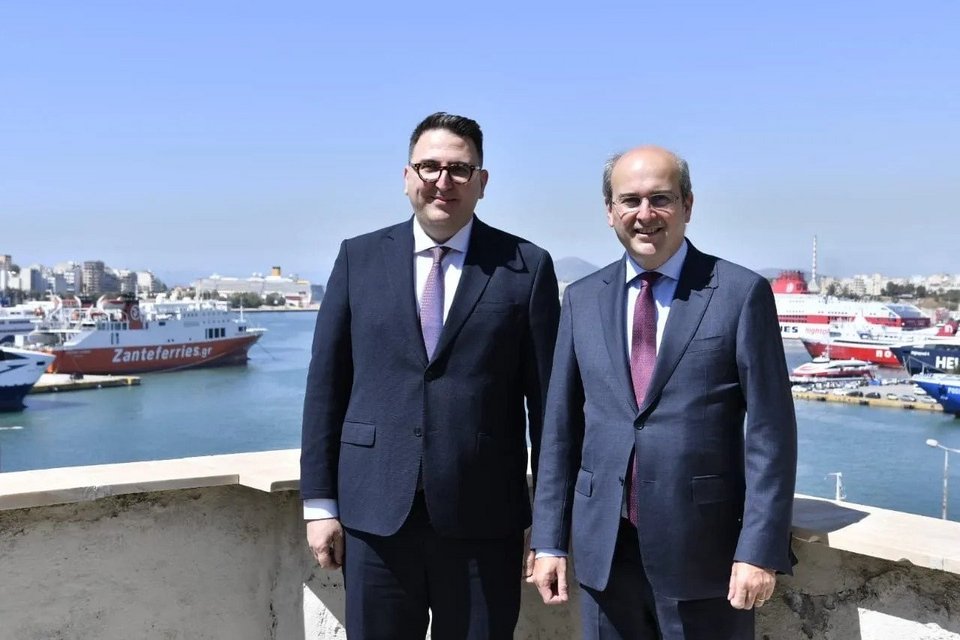 Επίσκεψη του υπουργού Εργασίας, Κωστή Χατζηδάκη, στο Μέγαρο του ΝΑΤ στον Πειραιά