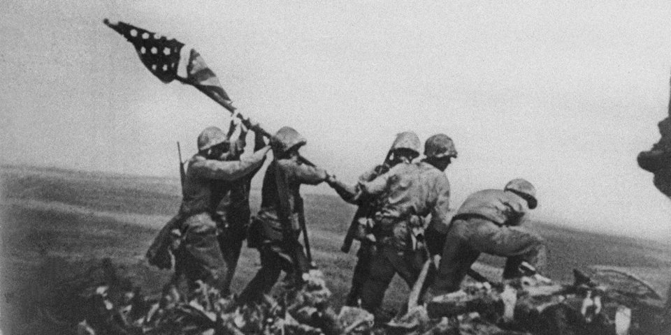 Στιγμιότυπο από φιλμ 16mm που προβλήθηκε στις αμερικανικές αίθουσες τα χρόνια του πολέμου και απεικονίζει στρατιώτες να τοποθετούν σημαία στο νησί Ίβο Τζίμα / πηγή:AP