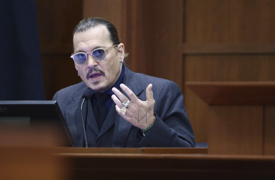 Ο Τζόνι Ντεπ στη δίκη / Φωτογραφία: Jim Lo Scalzo/Pool Photo via AP