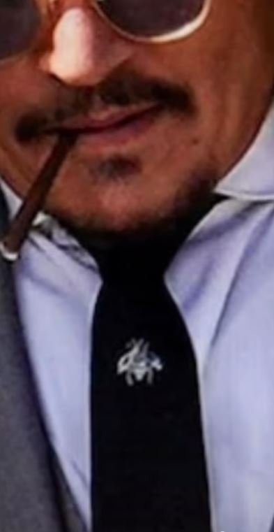 Η μέλισσα στη γραβάτα του Τζόνι Ντεπ