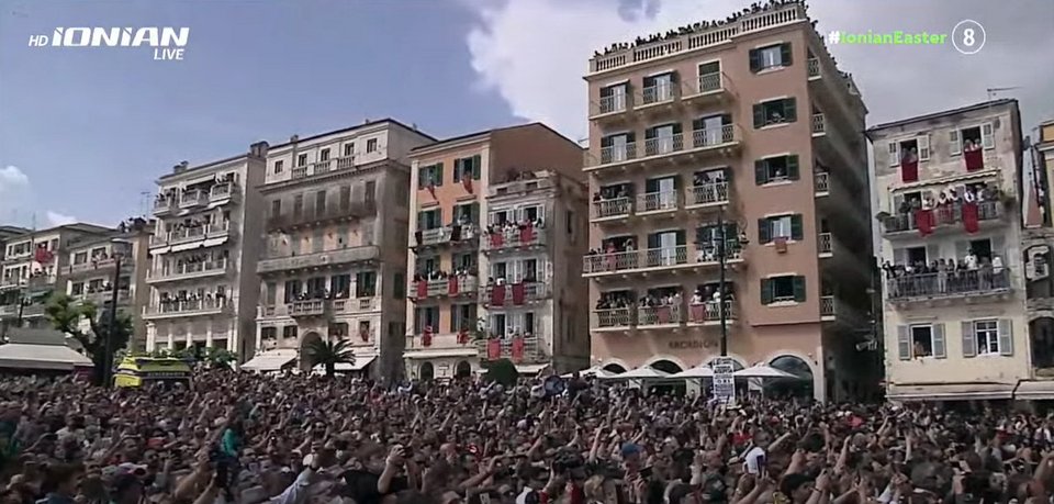 Χιλιάδες κόσμου στο Λιστόν για τους μπότηδες