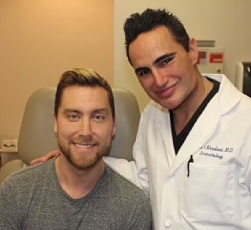 Ο πλαστικός χειρουργός με τον Λανς Μπας, πρώην μέλος του συγκροτήματος NSYNC 