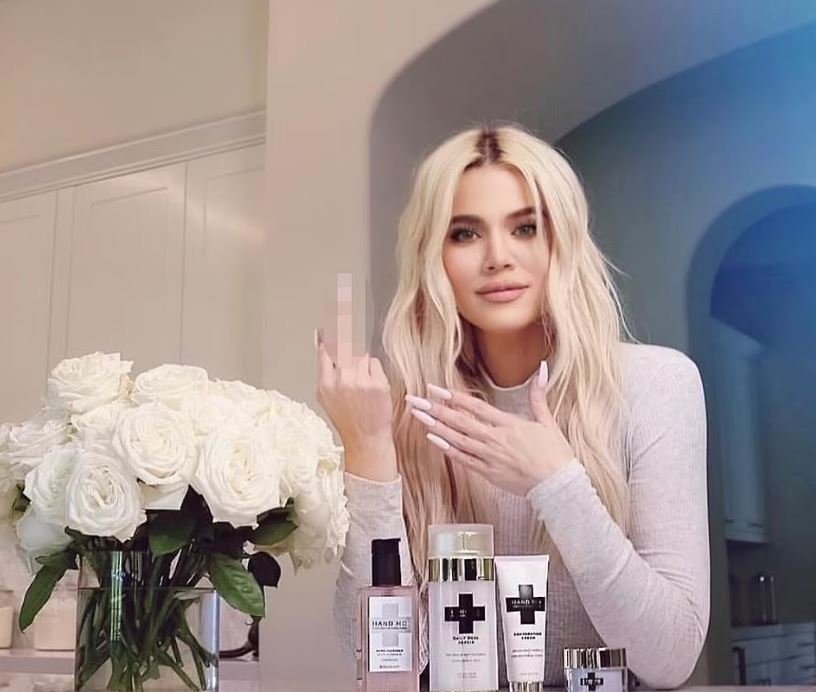 Η Κλόε Καρντάσιαν προωθεί την κρέμα χεριών Hand MD του Khadavi