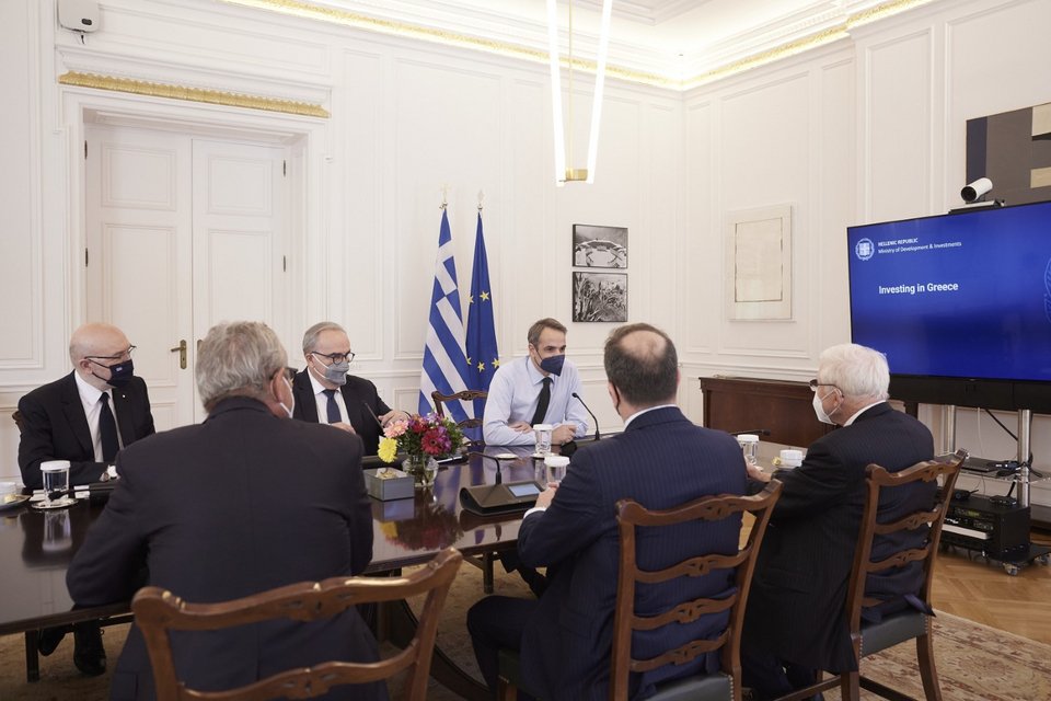 Ο Κυριάκος Μητσοτάκης στη συνάντηση με τον Charles Dallara του επενδυτικού ομίλου Partners Group και τον CEO της Pharmathen, Δημήτρη Καδή