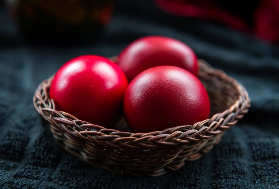 Πώς βάφουμε σωστά τα αβγά -Τα μυστικά για κόκκινα λαμπερά πασχαλινά αβγά