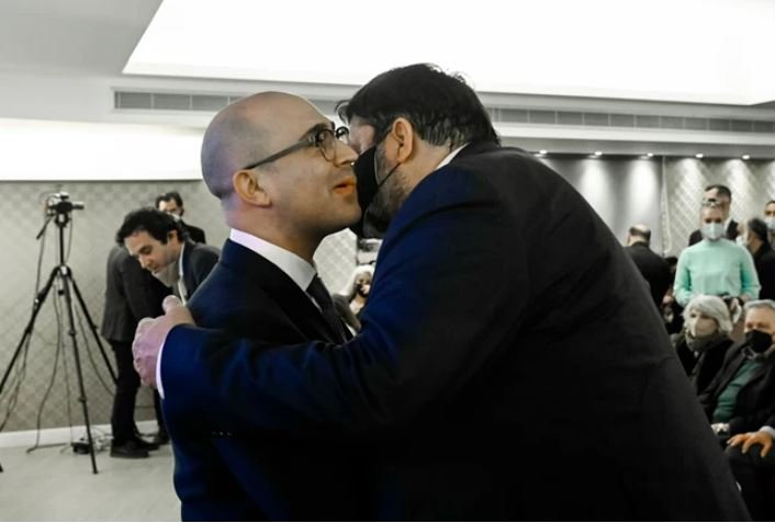 Ο Φαήλος Κρανιδιώτης ασπάζεται τον Κωνσταντίνο Μπογδάνο