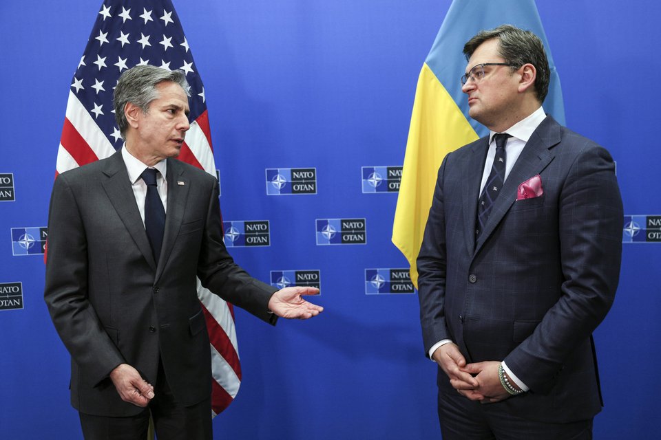 Ο Κουλέμπα (δεξιά) με τον Αμερικανό ομόλογό του, Μπλίνκεν