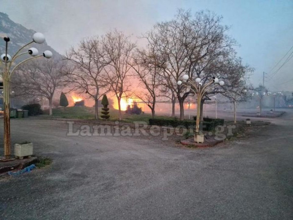 Φωτιά στην παλαιά εθνική οδό Αθηνών-Λαμίας / lamiareport.gr