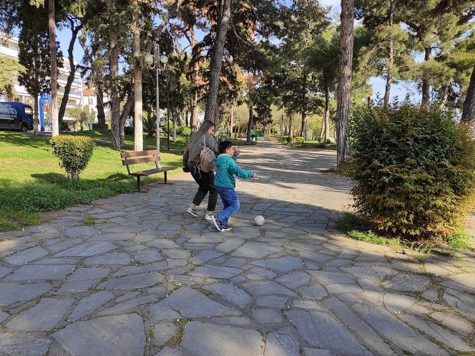 Ο μικρός Λέανδρος παίζοντας ποδόσφαιρο/ Φωτογραφία ΑΠΕ-ΜΠΕ