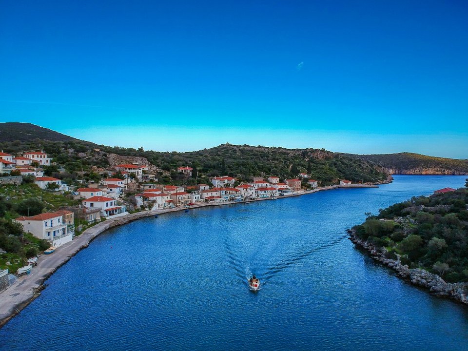 Λιμάνι Γέρακα ελληνικό φιορδ