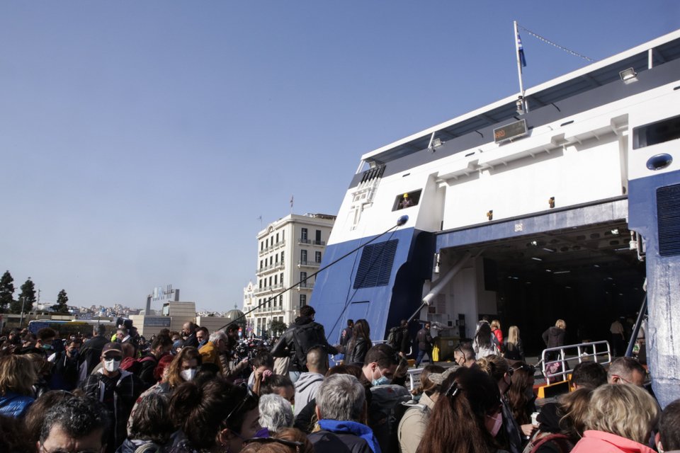 Κορυφώνεται η έξοδος του Πάσχα: Χθες από το λιμάνι του Πειραιά αναχώρησαν 13.177 επιβάτες / ΑΝΑΣΤΑΣΗΣ ΝΑΡΕΚΙΑΝ/ EUROKINISSI