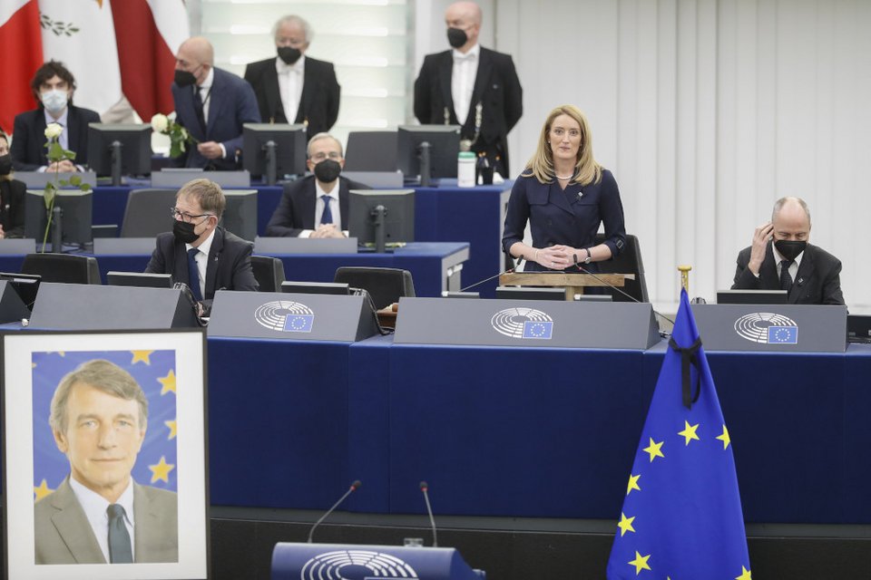 H Ρομπέρτα Μετσόλα μιλά συγκινημένη στην τελετή αποχαιρετισμού του εκλιπόντος προέδρου, Νταβίντ Σασόλι