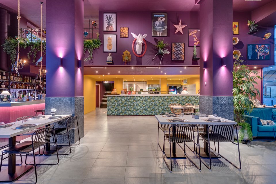 Μεγάλος, φωτεινός, χρωματιστός χώρος.