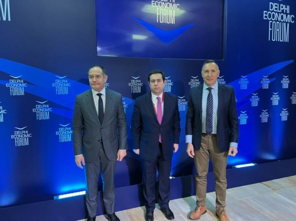 Ο υπουργός Μετανάστευσης και Ασύλου, Νότης Μηταράκης, με τον επικεφαλής της Frontex, Φαμπρίς Λεζερί, και τον δημοσιογράφο Φάνης Παπαθανασίου / Φωτογραφία: Υπουργείο Μετανάστευσης και Ασύλου