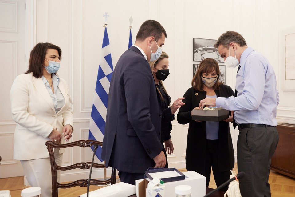 Ο Κυριάκος Μητσοτάκης με τους ΑΧΕΠΑ στο Μέγαρο Μαξίμου / Φωτογραφία: ΓτΠ/Δημήτρης Παπαμήτσος