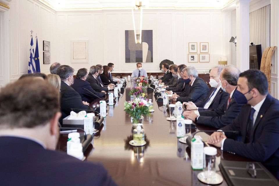 Ο Κυριάκος Μητσοτάκης με τους ΑΧΕΠΑ στο Μέγαρο Μαξίμου / Φωτογραφία: ΓτΠ/Δημήτρης Παπαμήτσος